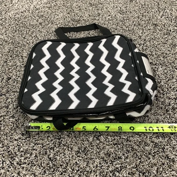 Very nice 3 piece thermal set. 2 thermals that hold 8 X 8 pans